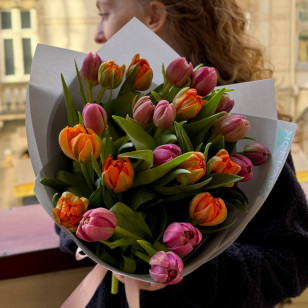 Чудовий букет із піоновидних тюльпанів «Розкидані намистинки»