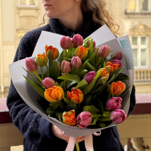 Чудовий букет із піоновидних тюльпанів «Розкидані намистинки»