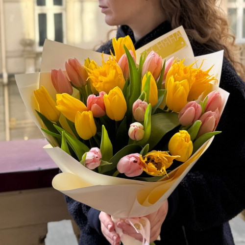 Сонячний мікс тюльпанів «Крисива усмішка»
