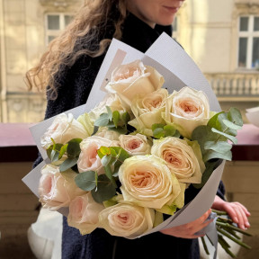 Піоновидна троянда White O'Hara в букеті «Квіткова залежність»