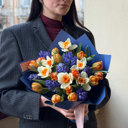 Весняний запашний букет з гіацинтами, тюльпанами і нарцисами «Казкові первоцвіти»
