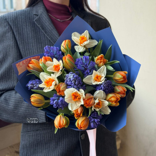 Весняний запашний букет з гіацинтами, тюльпанами і нарцисами «Казкові первоцвіти»