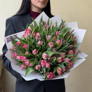 Вишуканий букет із 51 піоновидного тюльпана «Малинова розкіш»