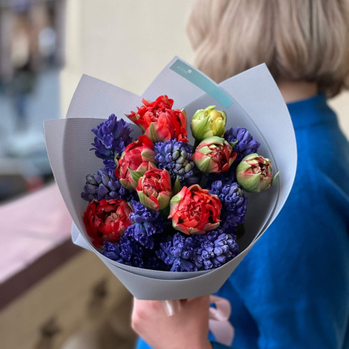 Букет із запашних гіацинтів та французьких тюльпанів Gudoshnik «Французька насиченість»