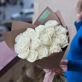 17 білосніжних троянд Playa Blanca у букеті «Промені почуттів»