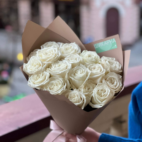 17 білосніжних троянд Playa Blanca у букеті «Промені почуттів»