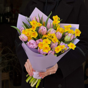 Запашний букет з нарцисами та тюльпанами «Весна для Галинки»