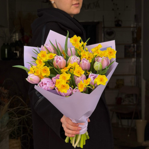 Запашний букет з нарцисами та тюльпанами «Весна для Галинки»
