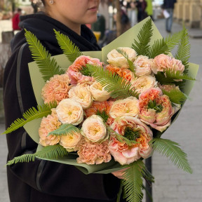 Букет з піоновидними трояндами та діантусами «Десерт для Галини»