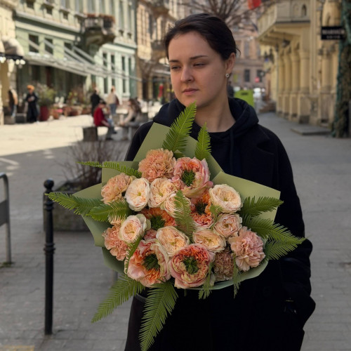 Букет з піоновидними трояндами та діантусами «Десерт для Галини»