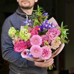 Яскравий букет з герберами та ірисами «Вишукана Галина»