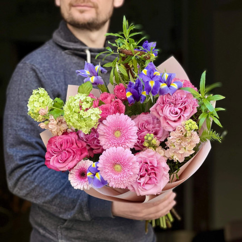 Яскравий букет з герберами та ірисами «Вишукана Галина»