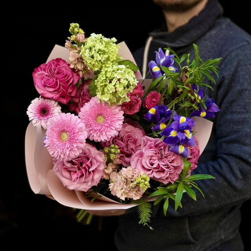 Яскравий букет з герберами та ірисами «Вишукана Галина»