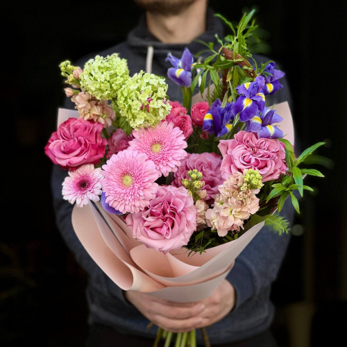 Яскравий букет з герберами та ірисами «Вишукана Галина»