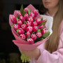 25 хрумких двоколірних тюльпанів Liverpool у букеті «Малиновий крюшон»