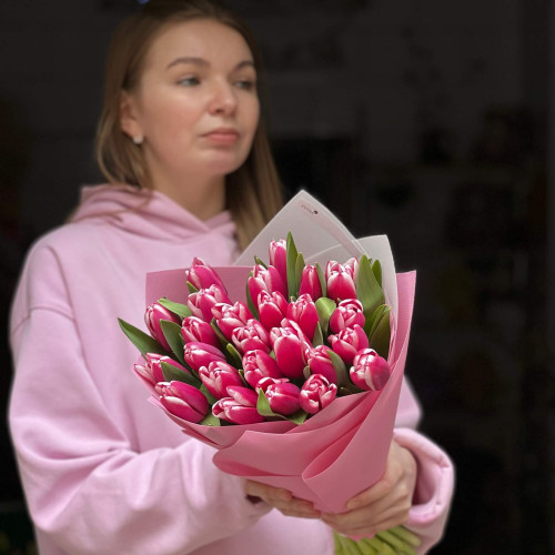 25 хрумких двоколірних тюльпанів Liverpool у букеті «Малиновий крюшон»