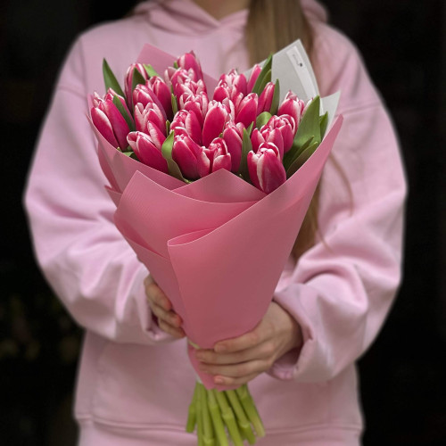 25 хрумких двоколірних тюльпанів Liverpool у букеті «Малиновий крюшон»
