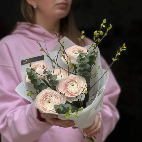 5 ніжних ранункулюсів Clooney Hanoi у букеті «Березневе пробудження»