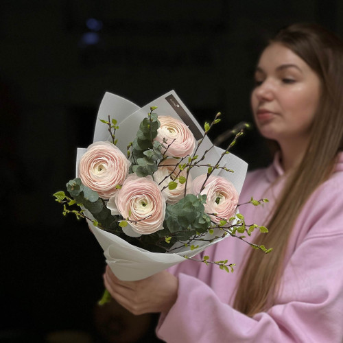 5 ніжних ранункулюсів Clooney Hanoi у букеті «Березневе пробудження»