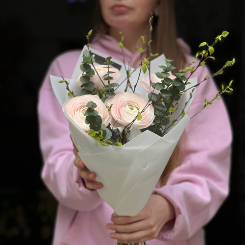 5 ніжних ранункулюсів Clooney Hanoi у букеті «Березневе пробудження»