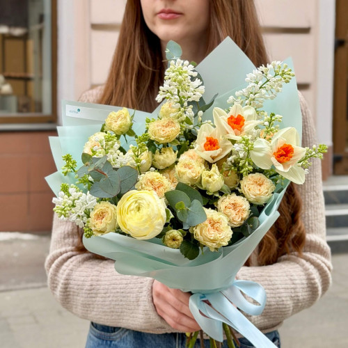 Ніжний весняний букет з ранункулюсом «Весняні промінчики»