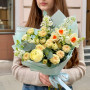 Ніжний весняний букет з ранункулюсом «Весняні промінчики»