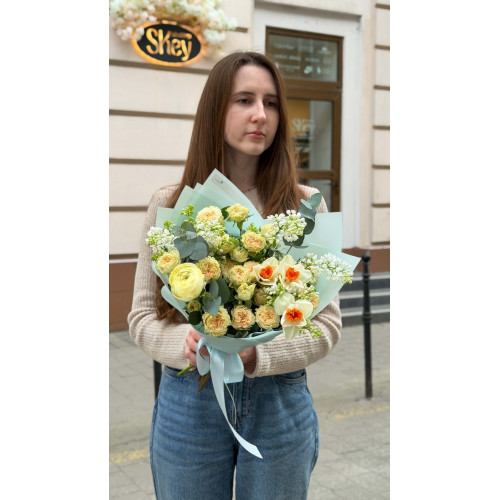 Ніжний весняний букет з ранункулюсом «Весняні промінчики»