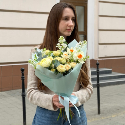 Ніжний весняний букет з ранункулюсом «Весняні промінчики»