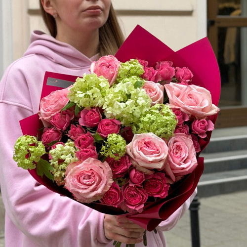 Яскравий весняний букет із запашною піоновидною трояндою Pink O'Hara «Малиновий шарм»