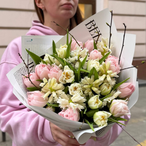 Ароматний весняний букет із півонієвидних тюльпанів та гіацинтів «Співочі пташечки»