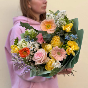 Цікавий барвистий букет з маками та фрезіями «Акварельні емоції»