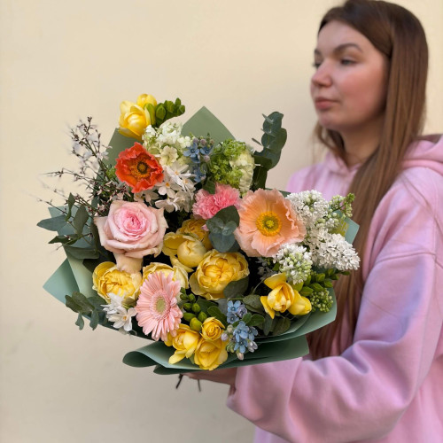 Цікавий барвистий букет з маками та фрезіями «Акварельні емоції»