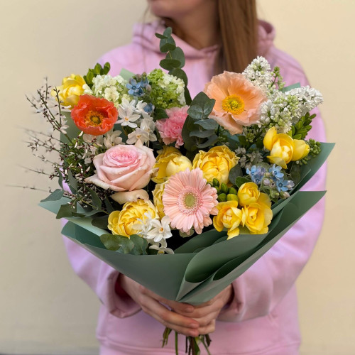 Цікавий барвистий букет з маками та фрезіями «Акварельні емоції»