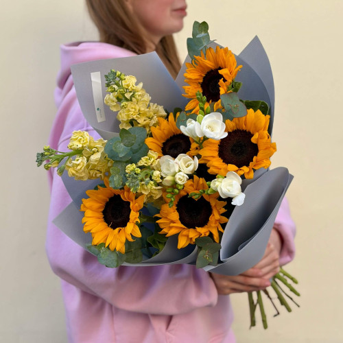 Яскравий букет із соняшниками та запашною матіолою «Сонячні думки»