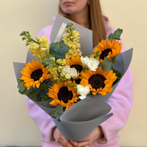 Яскравий букет із соняшниками та запашною матіолою «Сонячні думки»