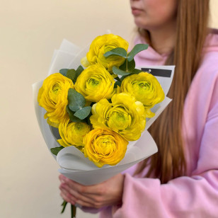 7 сонячних ранункулюсів сорту Romance Lemon з евкаліптом у букеті «Золота аура»
