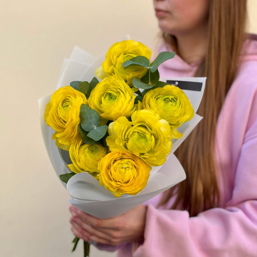 7 сонячних ранункулюсів сорту Romance Lemon з евкаліптом у букеті «Золота аура»