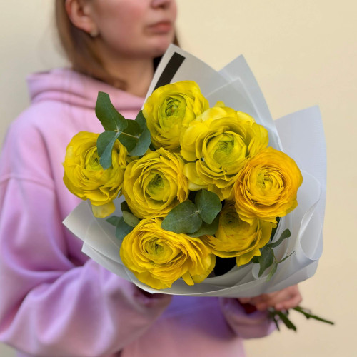 7 сонячних ранункулюсів сорту Romance Lemon з евкаліптом у букеті «Золота аура»