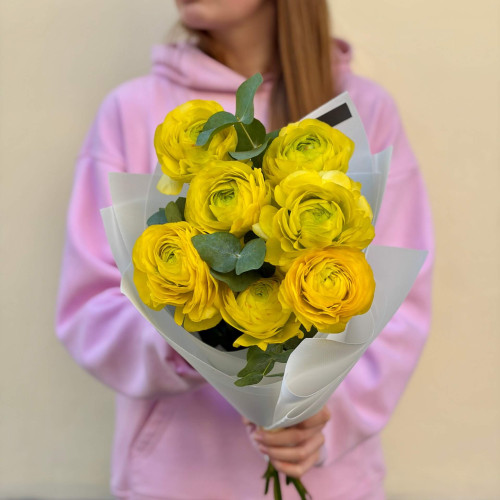 7 сонячних ранункулюсів сорту Romance Lemon з евкаліптом у букеті «Золота аура»