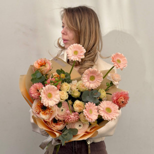 Нежный изысканный букет с герберами и ранункулюсами «Персиковый бархат»