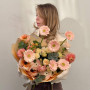 Нежный изысканный букет с герберами и ранункулюсами «Персиковый бархат»