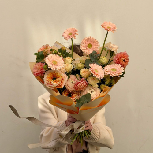 Нежный изысканный букет с герберами и ранункулюсами «Персиковый бархат»