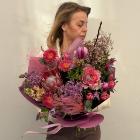 Яркий букет с магнолией и протеей «Розовые сумерки»