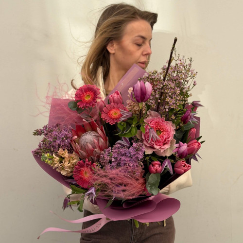 Яркий букет с магнолией и протеей «Розовые сумерки»