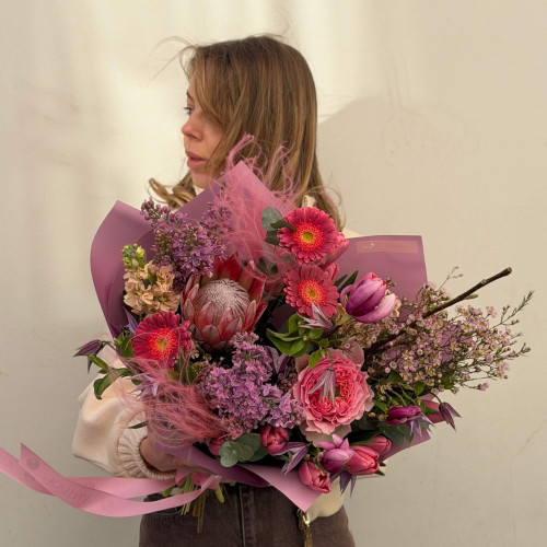 Яркий букет с магнолией и протеей «Розовые сумерки»