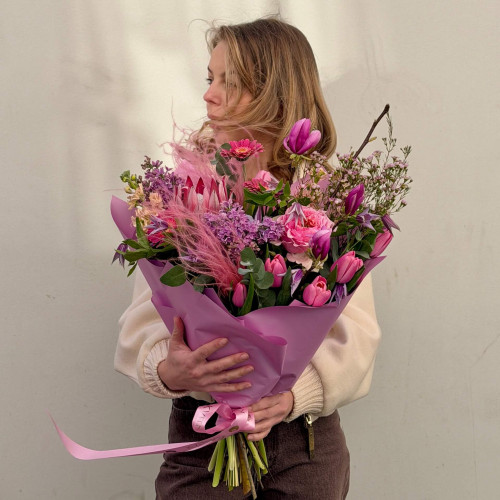 Яркий букет с магнолией и протеей «Розовые сумерки»