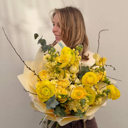 Солнечный букет с ранункулюсами и маками «Солнце в шёлке»