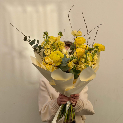 Солнечный букет с ранункулюсами и маками «Солнце в шёлке»