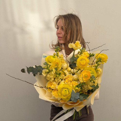 Солнечный букет с ранункулюсами и маками «Солнце в шёлке»