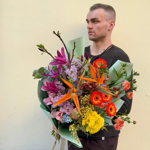 Красочный букет со стрелицией «Райский полёт»
